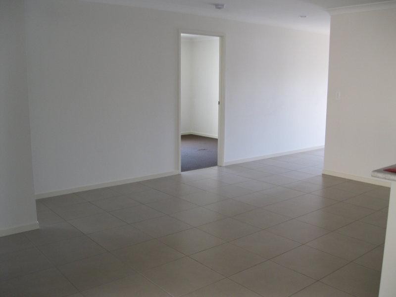 4 Shaun St, Redbank Plains QLD 4301