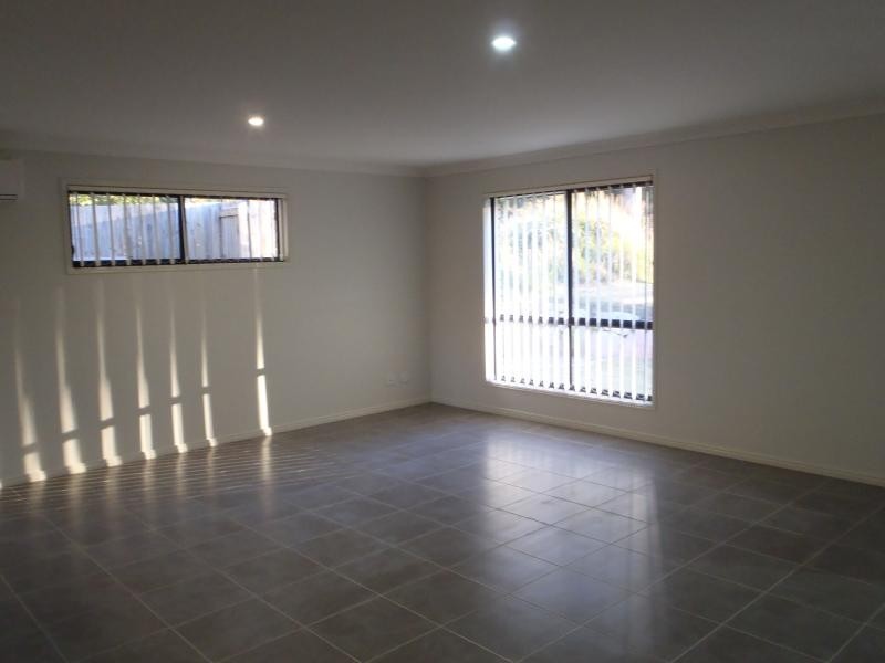 2/22 Chris  St, Redbank QLD 4301