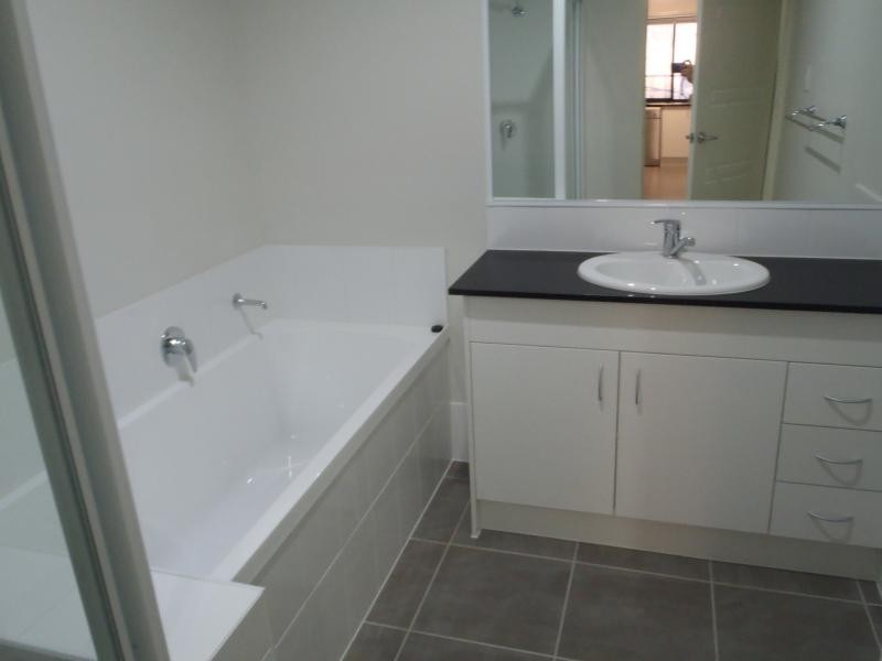 2/22 Chris  St, Redbank QLD 4301