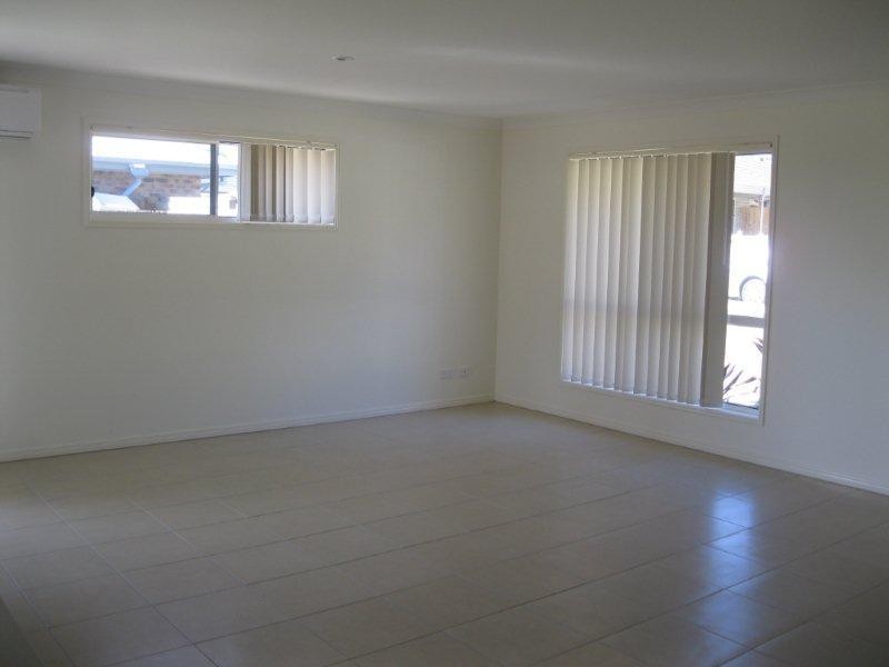 2/10 Belle  Ct, Redbank QLD 4301