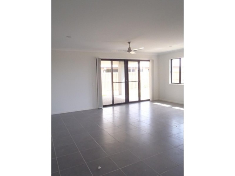 124 Whitehaven Dr, Blacks Beach QLD 4740