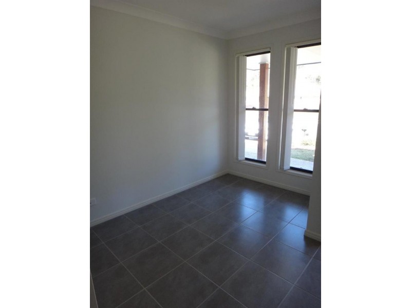 2/12 Chris St, Redbank QLD 4301