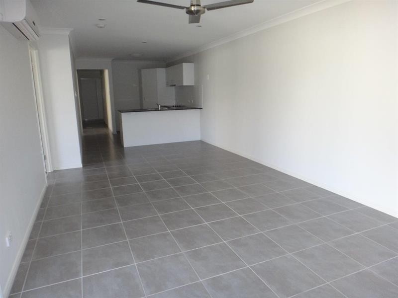 2/12 Chris St, Redbank QLD 4301