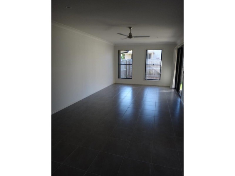 2/12 Chris St, Redbank QLD 4301