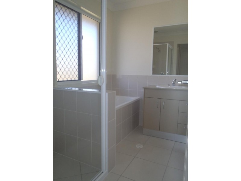 128 Whitehaven Dr, Blacks Beach QLD 4740