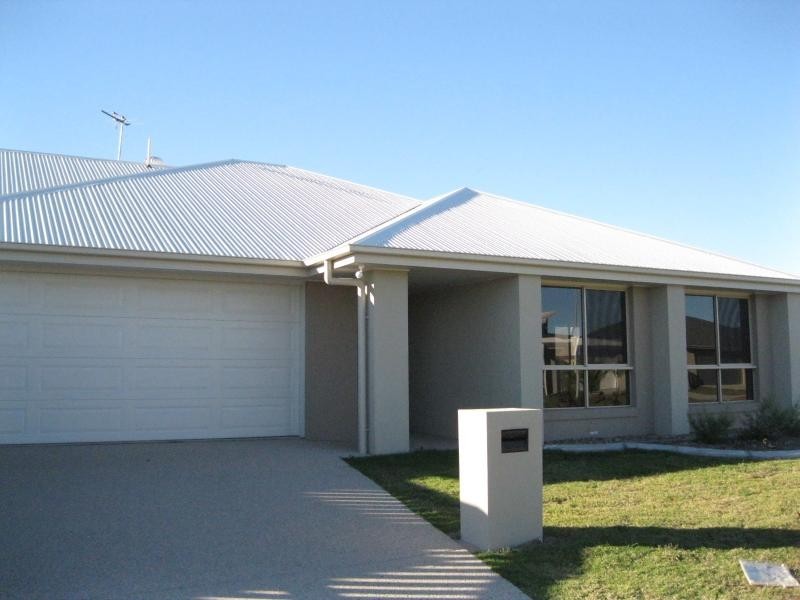 1/8 Galleon Cct, Bucasia QLD 4750