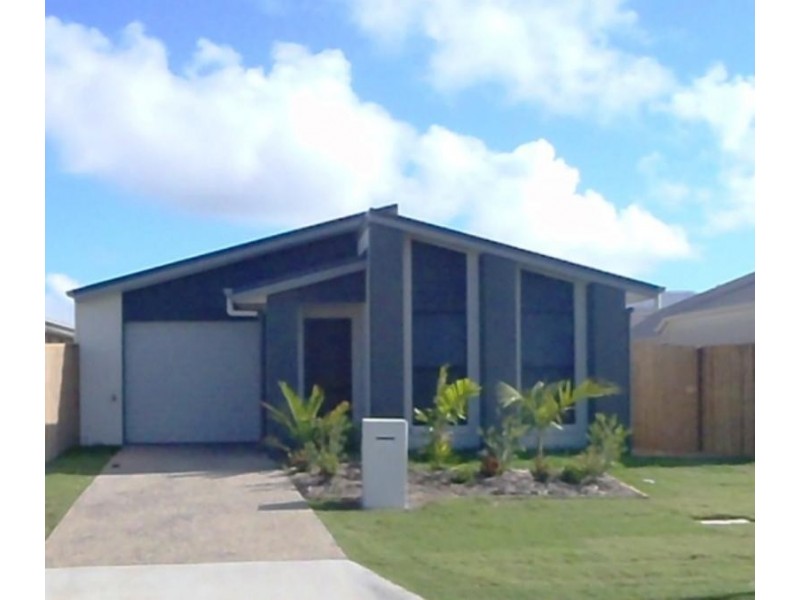 8 Scarborough  Cct, Blacks Beach QLD 4740