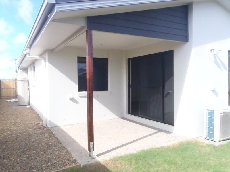 8 Scarborough  Cct, Blacks Beach QLD 4740