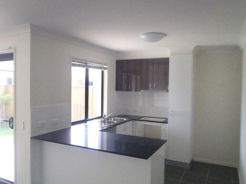 8 Scarborough  Cct, Blacks Beach QLD 4740
