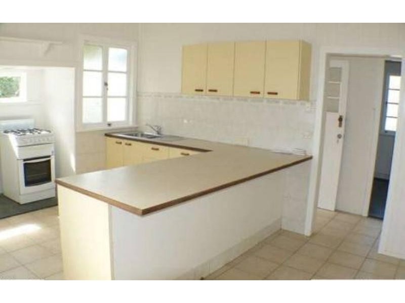 73 Downs  St, North Ipswich QLD 4305