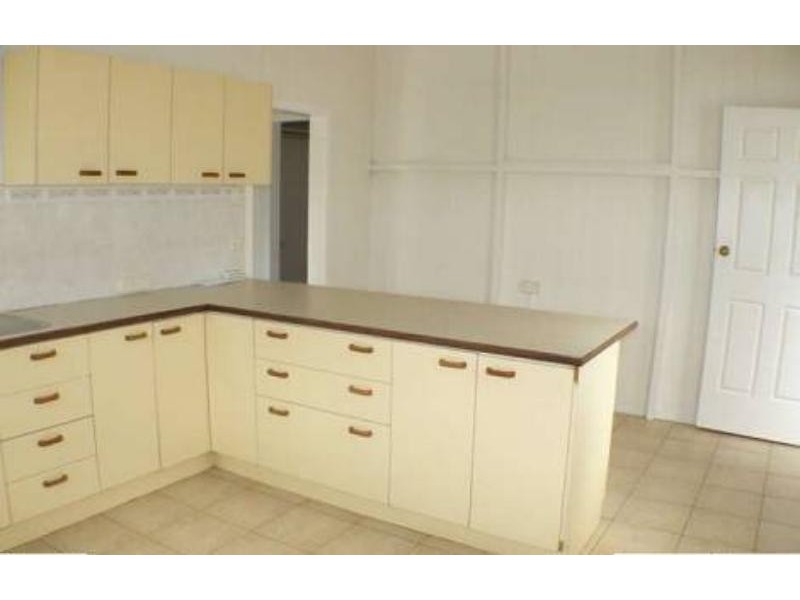 73 Downs  St, North Ipswich QLD 4305