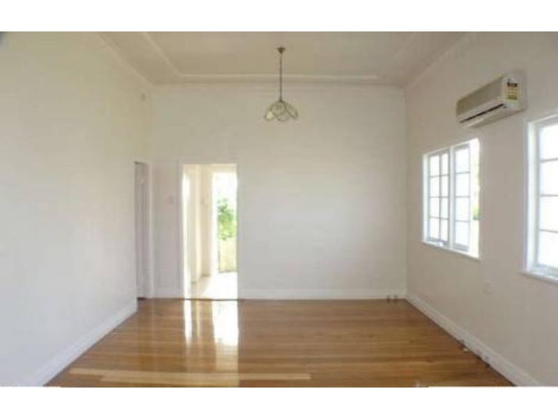 73 Downs  St, North Ipswich QLD 4305