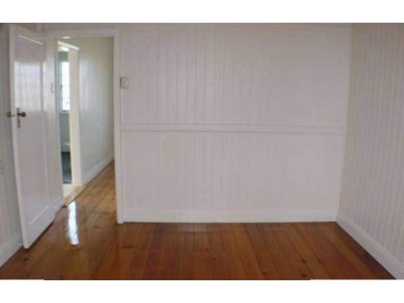73 Downs  St, North Ipswich QLD 4305