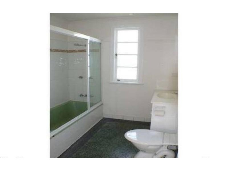 73 Downs  St, North Ipswich QLD 4305