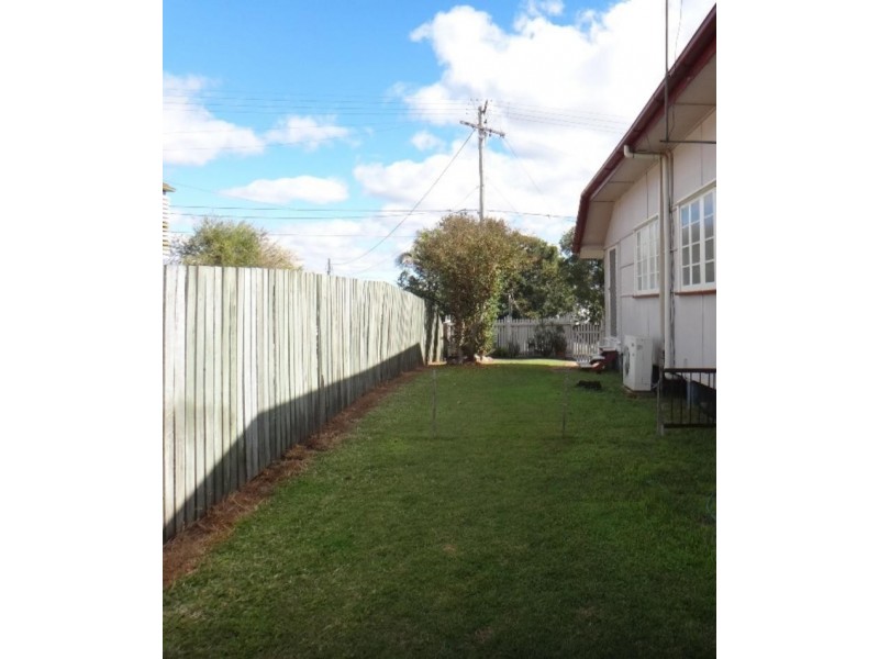 73 Downs  St, North Ipswich QLD 4305