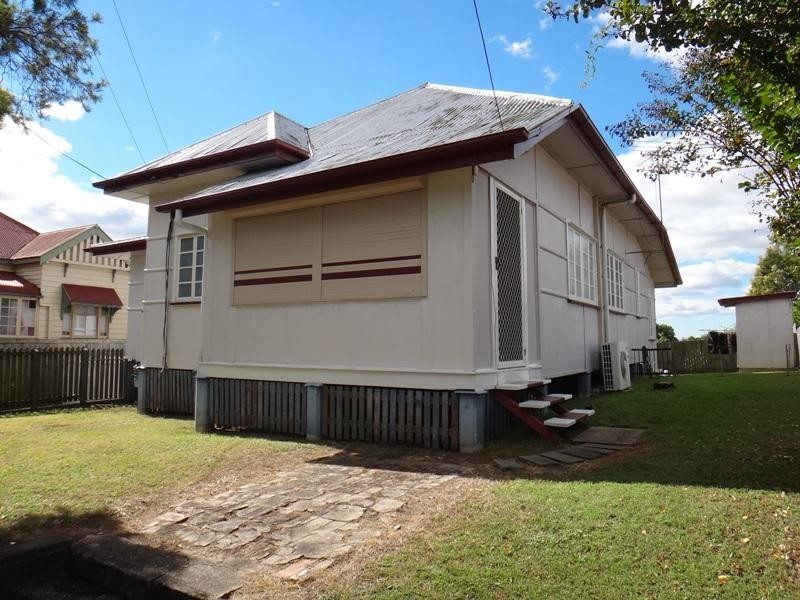 73 Downs  St, North Ipswich QLD 4305