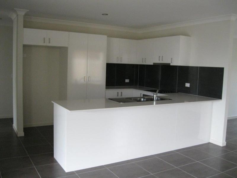 71 Park Edge Dr, Springfield Lakes QLD 4300