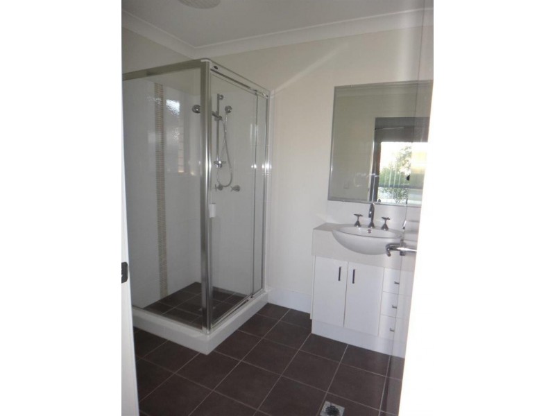 71 Park Edge Dr, Springfield Lakes QLD 4300