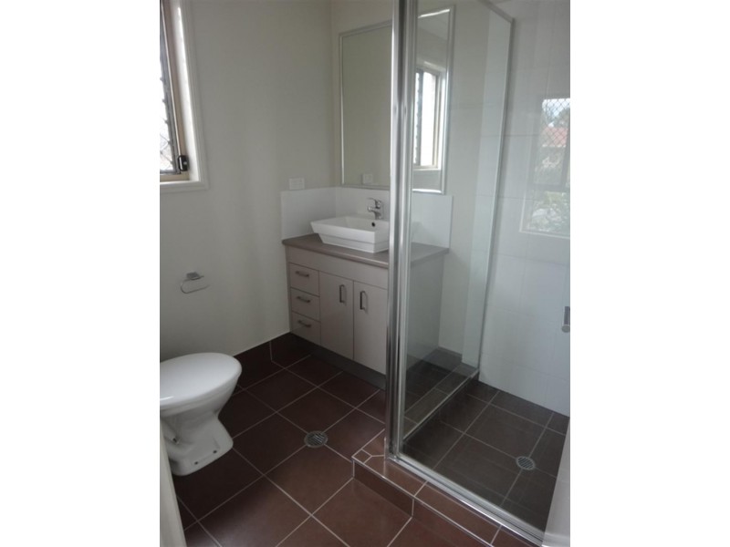 2 Nixon Dr, North Booval QLD 4304