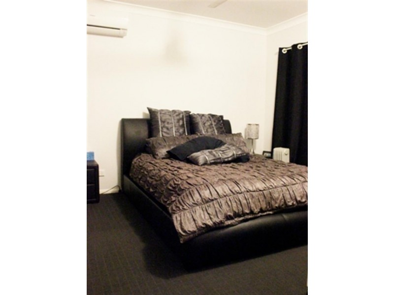 8 Boronia St, Deebing Heights QLD 4306