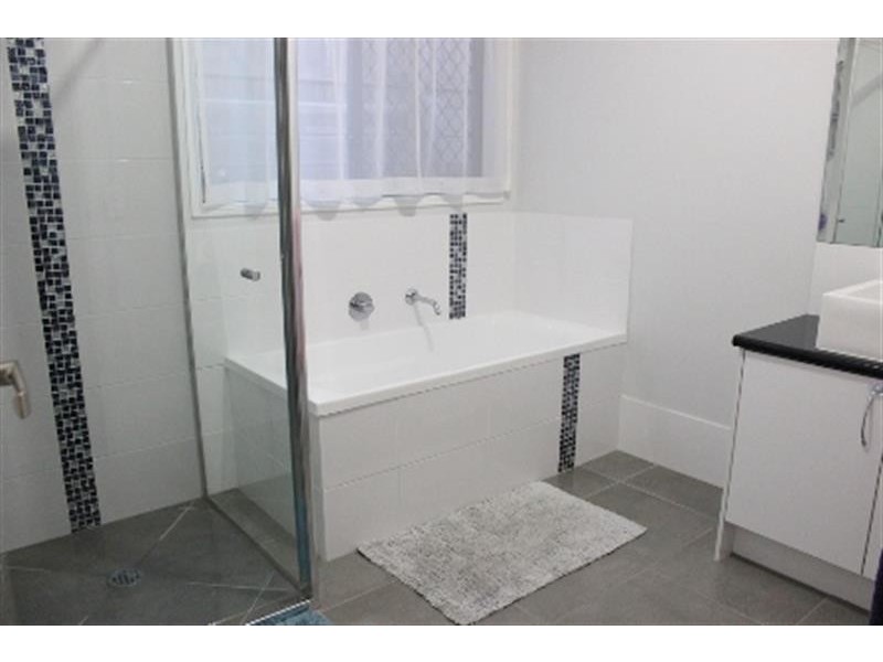 8 Boronia St, Deebing Heights QLD 4306
