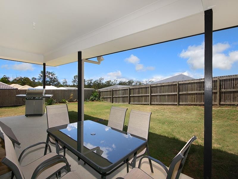 8 Boronia St, Deebing Heights QLD 4306