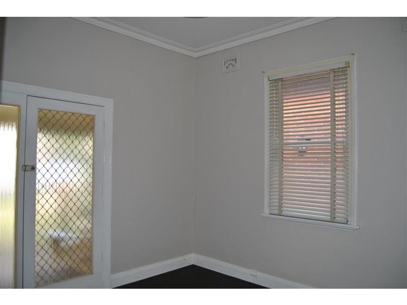 68 Peter St, Wagga Wagga NSW 2650