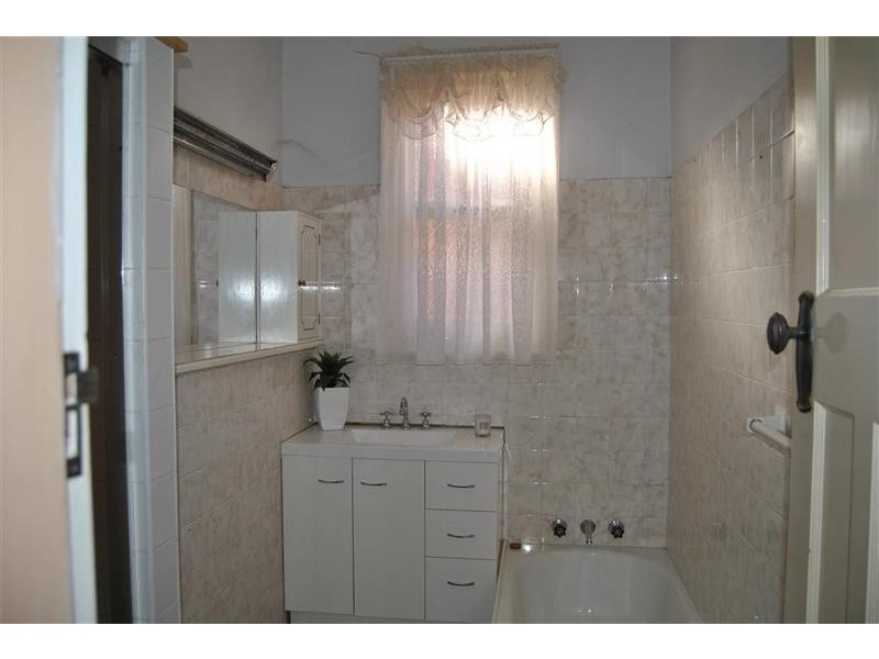 68 Peter St, Wagga Wagga NSW 2650