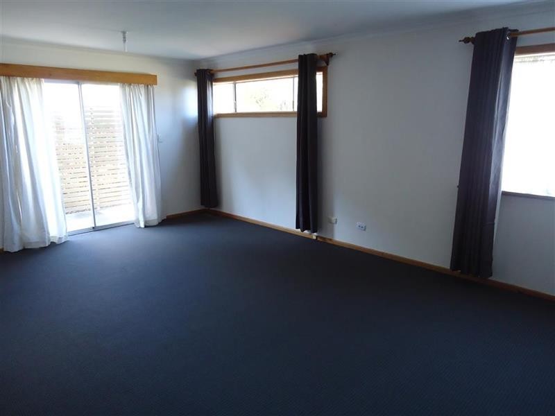 8 Kennedy Ave, Wagga Wagga NSW 2650