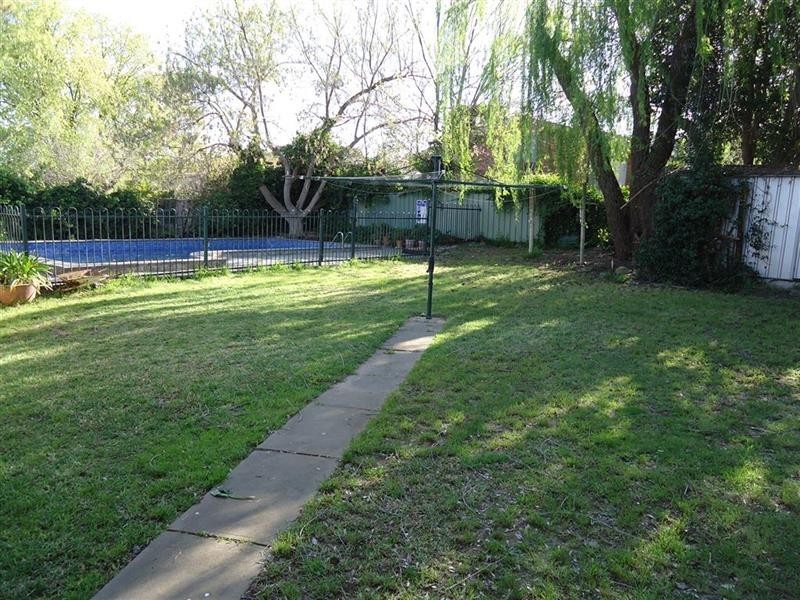 8 Kennedy Ave, Wagga Wagga NSW 2650