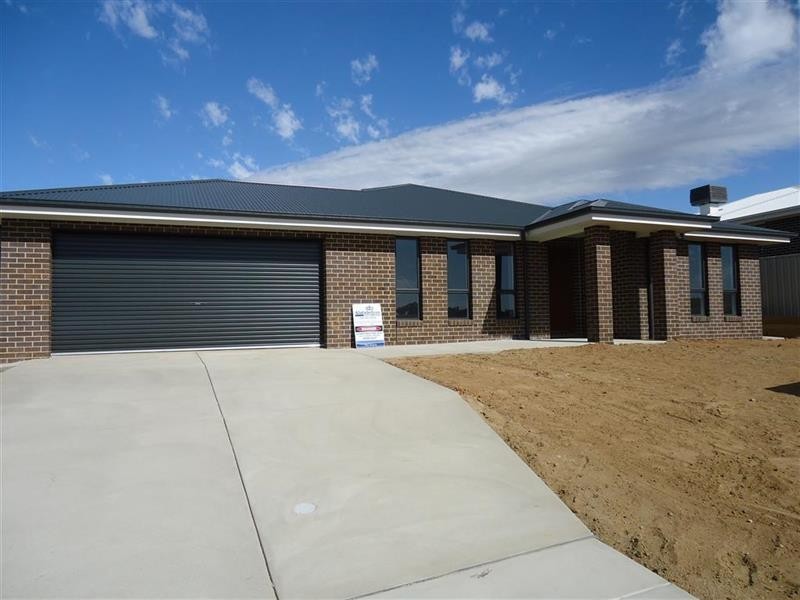 27 Alma Cres, Wagga Wagga NSW 2650