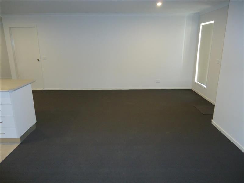 8 Tantoon Cct, Forest Hill NSW 2651