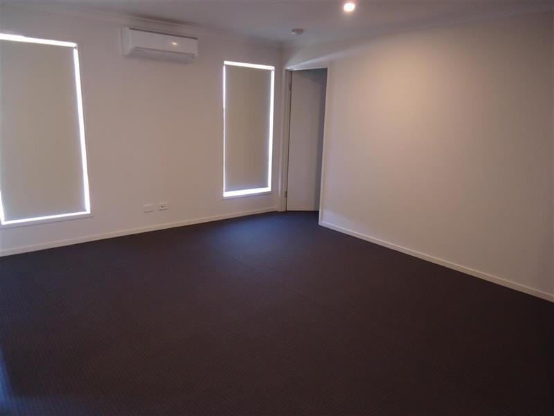 8 Tantoon Cct, Forest Hill NSW 2651