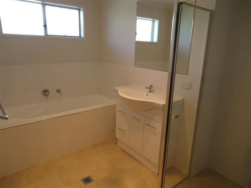 8 Tantoon Cct, Forest Hill NSW 2651