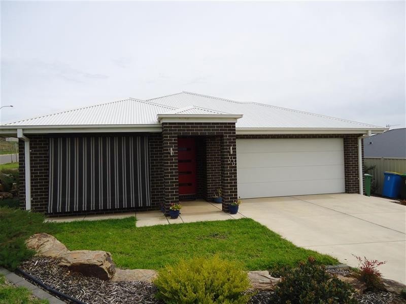 33 Clifton St, Bourkelands NSW 2650