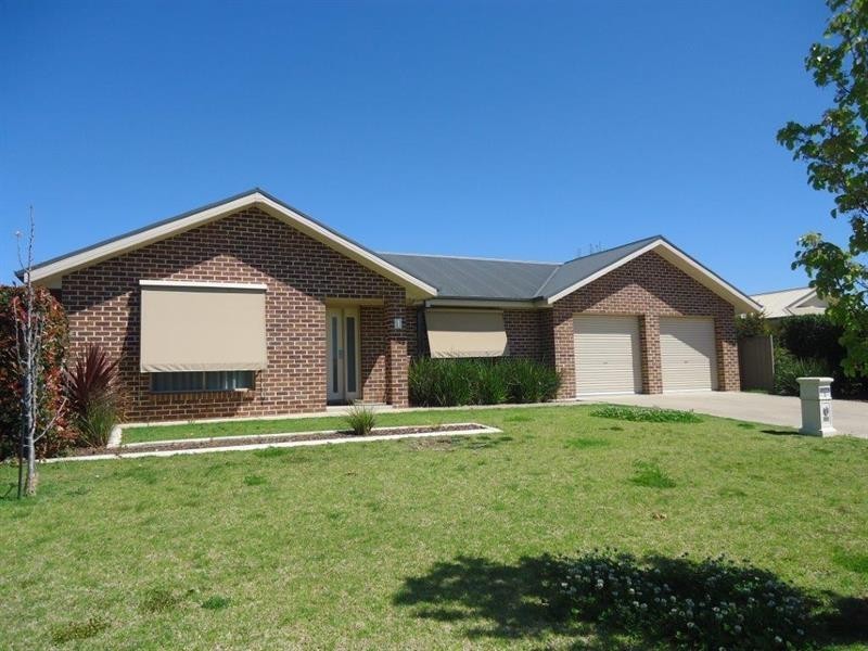 1 Carinya St, Glenfield Park NSW 2650