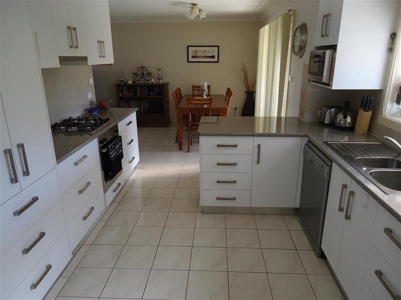 4 Kimba  Dr, Glenfield Park NSW 2650