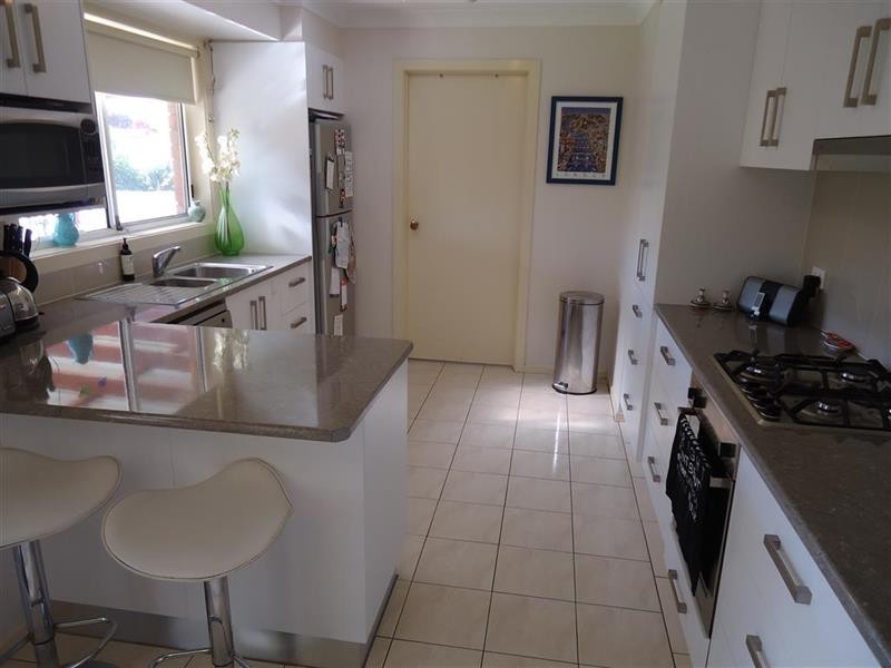 4 Kimba  Dr, Glenfield Park NSW 2650