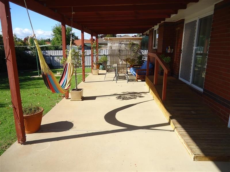 4 Kimba  Dr, Glenfield Park NSW 2650