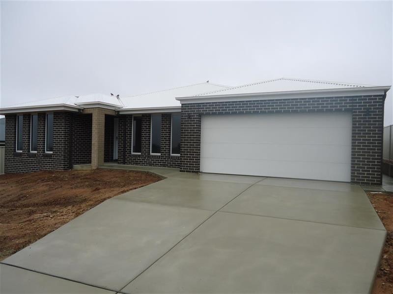 29 Alma Cres, Estella NSW 2650