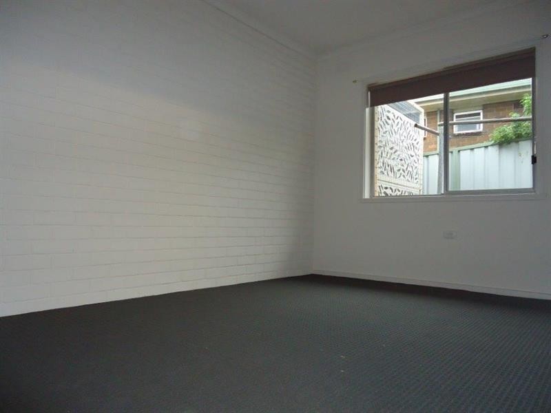 1/2 Fairbairn Cres, Kooringal NSW 2650