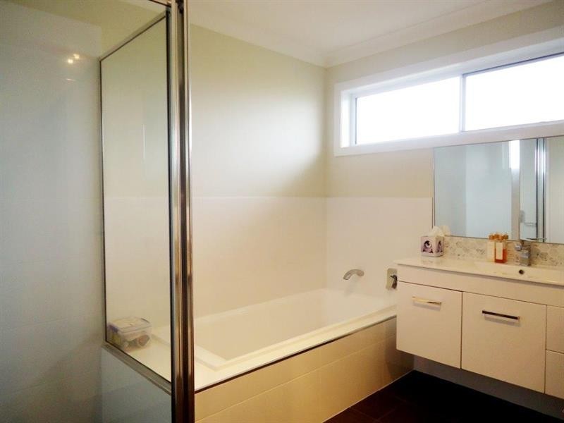 2/12 Trumper Cres, Boorooma NSW 2650