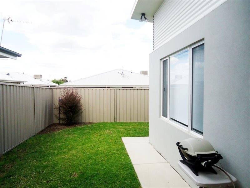 2/12 Trumper Cres, Boorooma NSW 2650