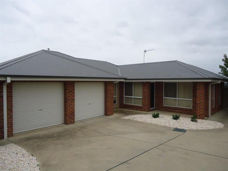 2/8 Osterley St, Bourkelands NSW 2650