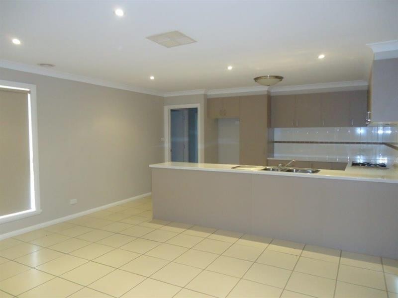 2/8 Osterley St, Bourkelands NSW 2650