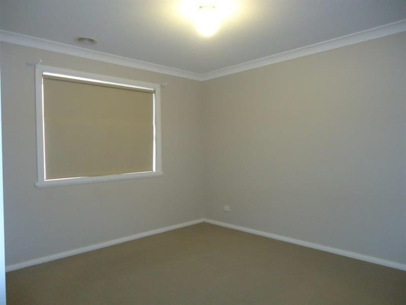 2/8 Osterley St, Bourkelands NSW 2650