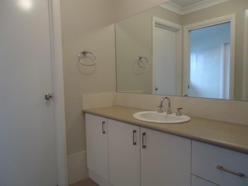 2/8 Osterley St, Bourkelands NSW 2650