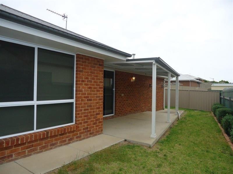 2/8 Osterley St, Bourkelands NSW 2650