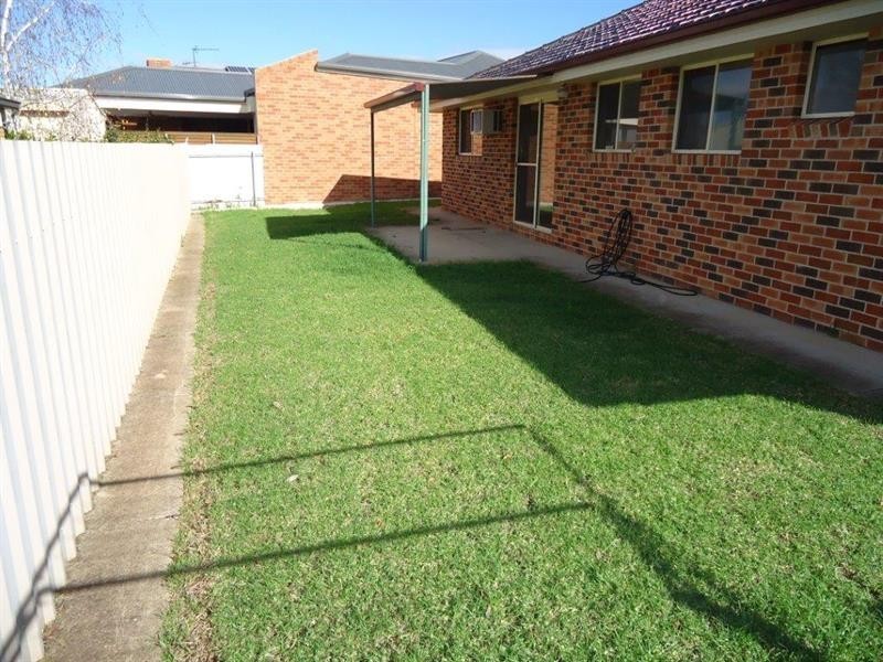 2/15 Yeomans Pl, Kooringal NSW 2650
