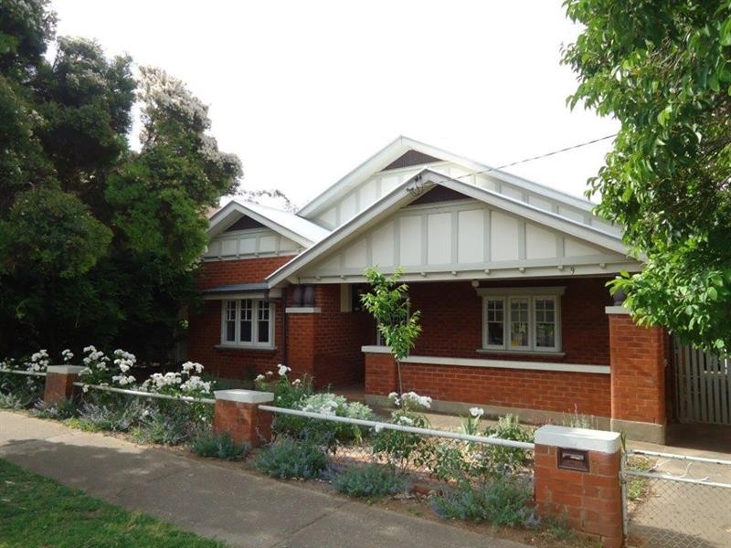 9 Erin  St, Turvey Park NSW 2650